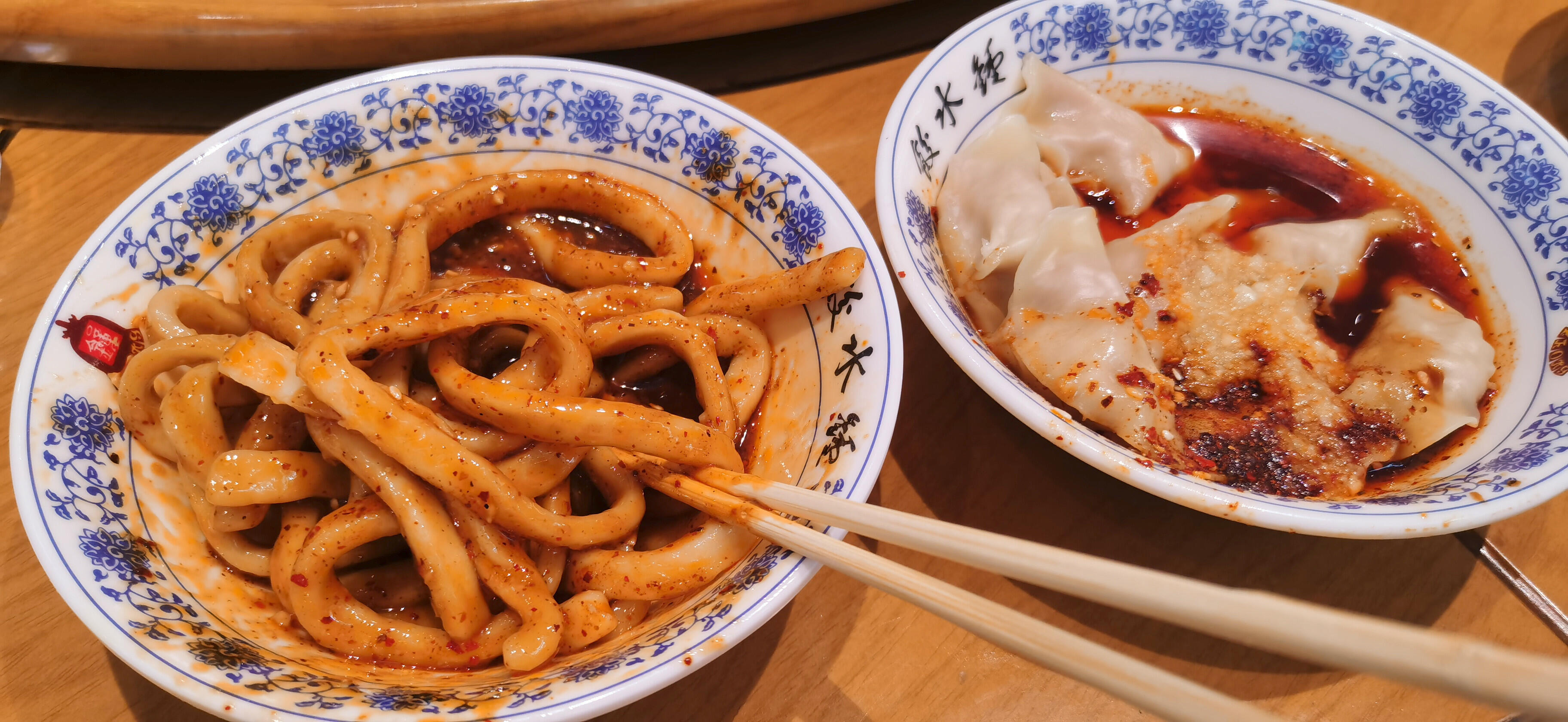 0519甜水面.回到家，我姐晚饭在吃包装袋速食甜水面。我在成都刚吃过，味道不咋地。不习惯，没发照片给人看